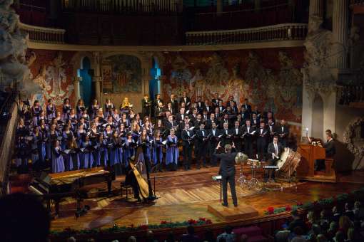 Simon Halsey and the Orfe&oacute; Catal&agrave; performing at the Palau de la M&uacute;sica Catalana &copy; Antoni Bofill