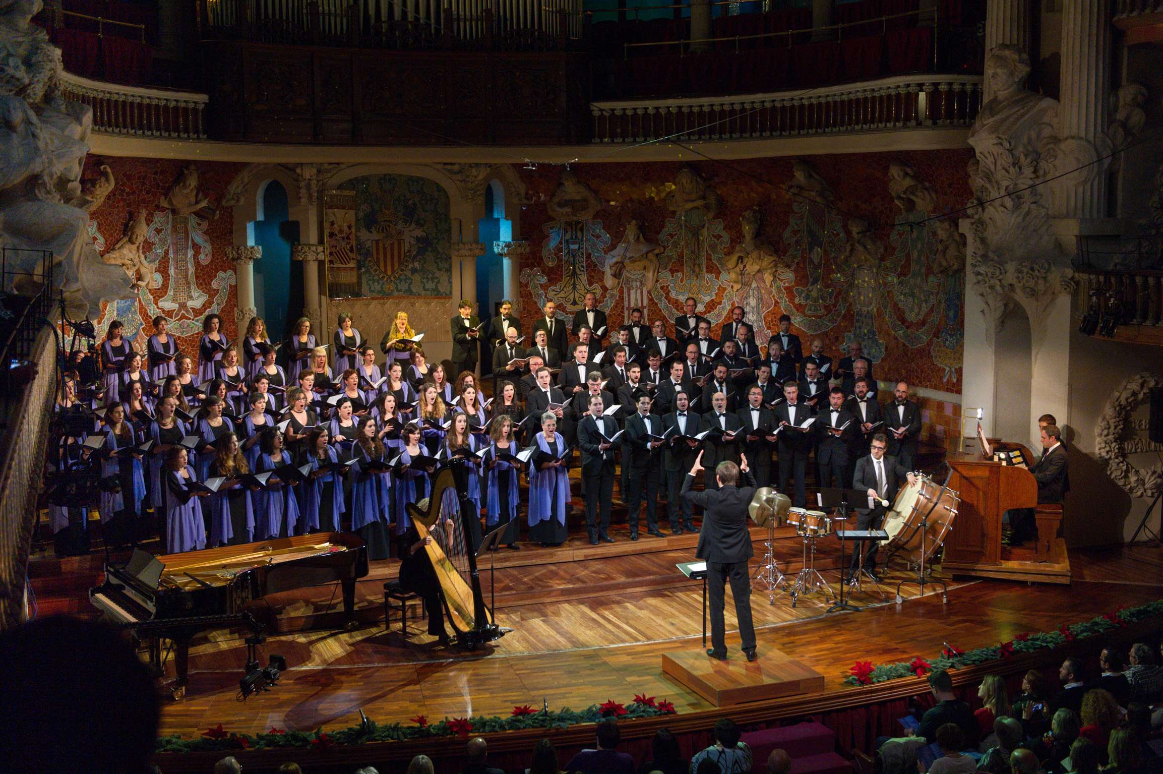Simon Halsey and the Orfeó Català performing at the Palau de la Música Catalana &copy; Antoni Bofill