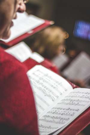 Choir singer © David Beale | Unsplash