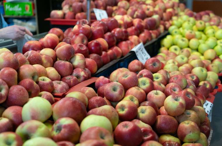 Riga Central Market: Apples © Bachtrack Ltd | David Karlin