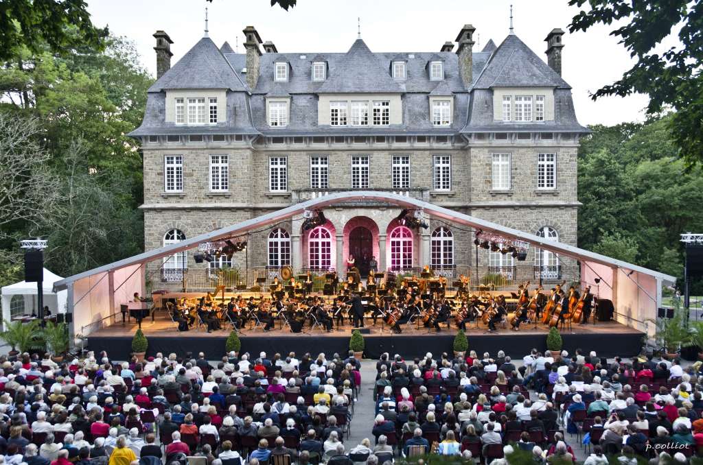 The Orchestre de Bretagne opens the Dinard Festival, in front of the Château de Port-Breton © DR / Festival international de musique classique de Dinard