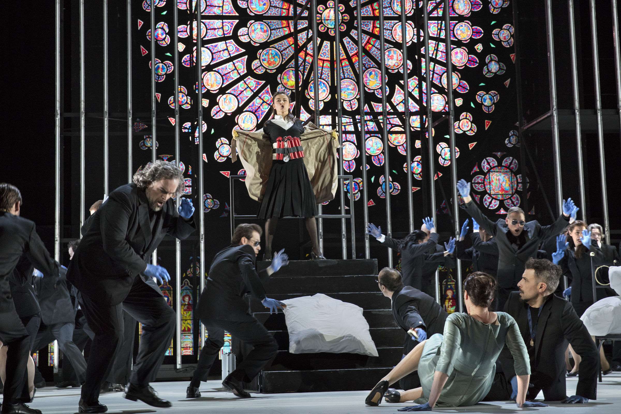 Riccardo Zanellato (Brogni) and Corinne Winters (Rachel) in <i>La Juive</i> &copy; Opera Ballet Vlaanderen