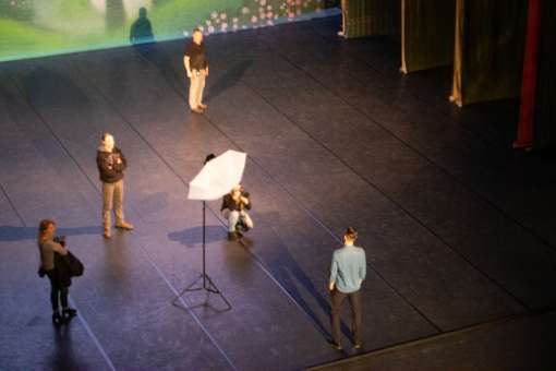 Sesión de fotos en el escenario de <i>El lago de los cisnes</i> © David Karlin | Bachtrack Ltd