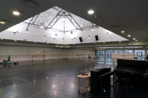 Dehnen im Tanzstudio &copy; David Karlin | Bachtrack Ltd