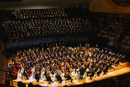 Les Siècles et le Jeune Orchestre européen Hector Berlioz devant tous les chœurs © Claire Gaby / J'adore ce que vous faites