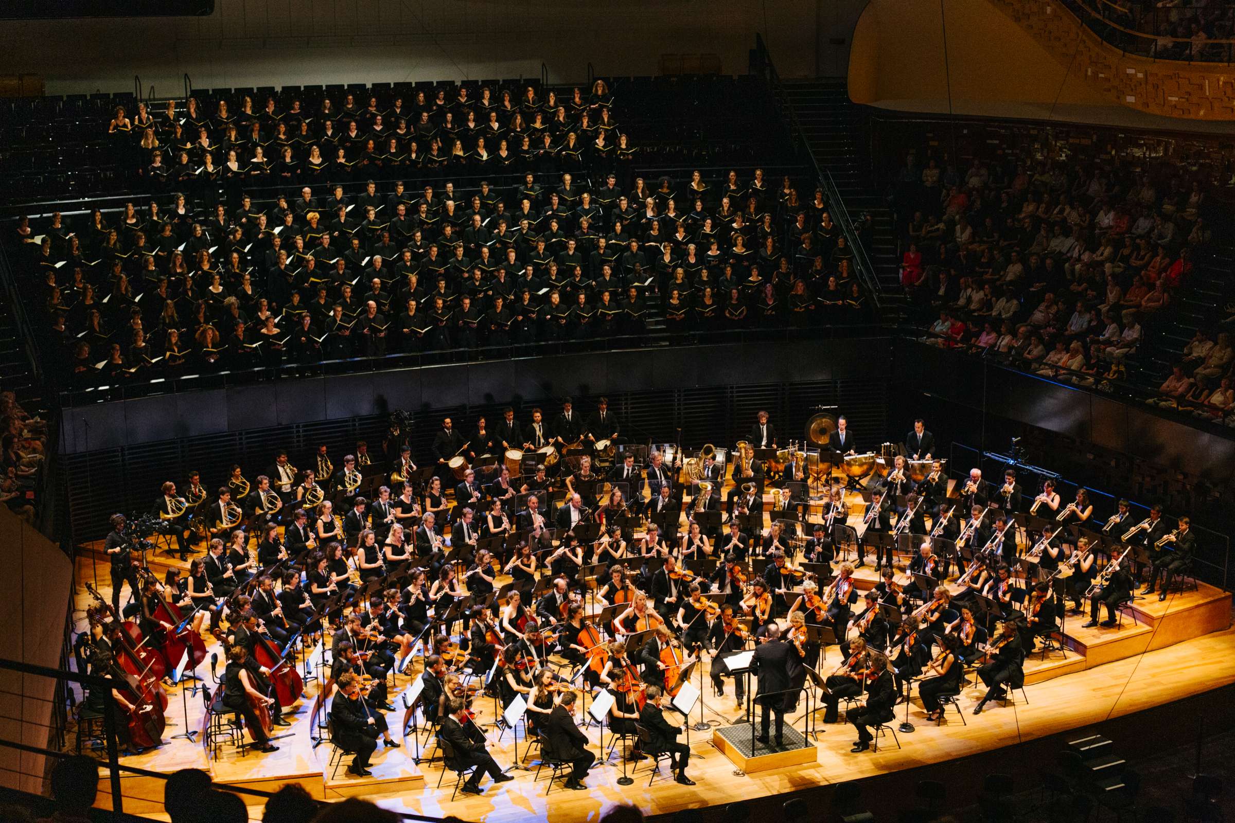 Les Siècles et le Jeune Orchestre européen Hector Berlioz devant tous les chœurs © Claire Gaby / J'adore ce que vous faites