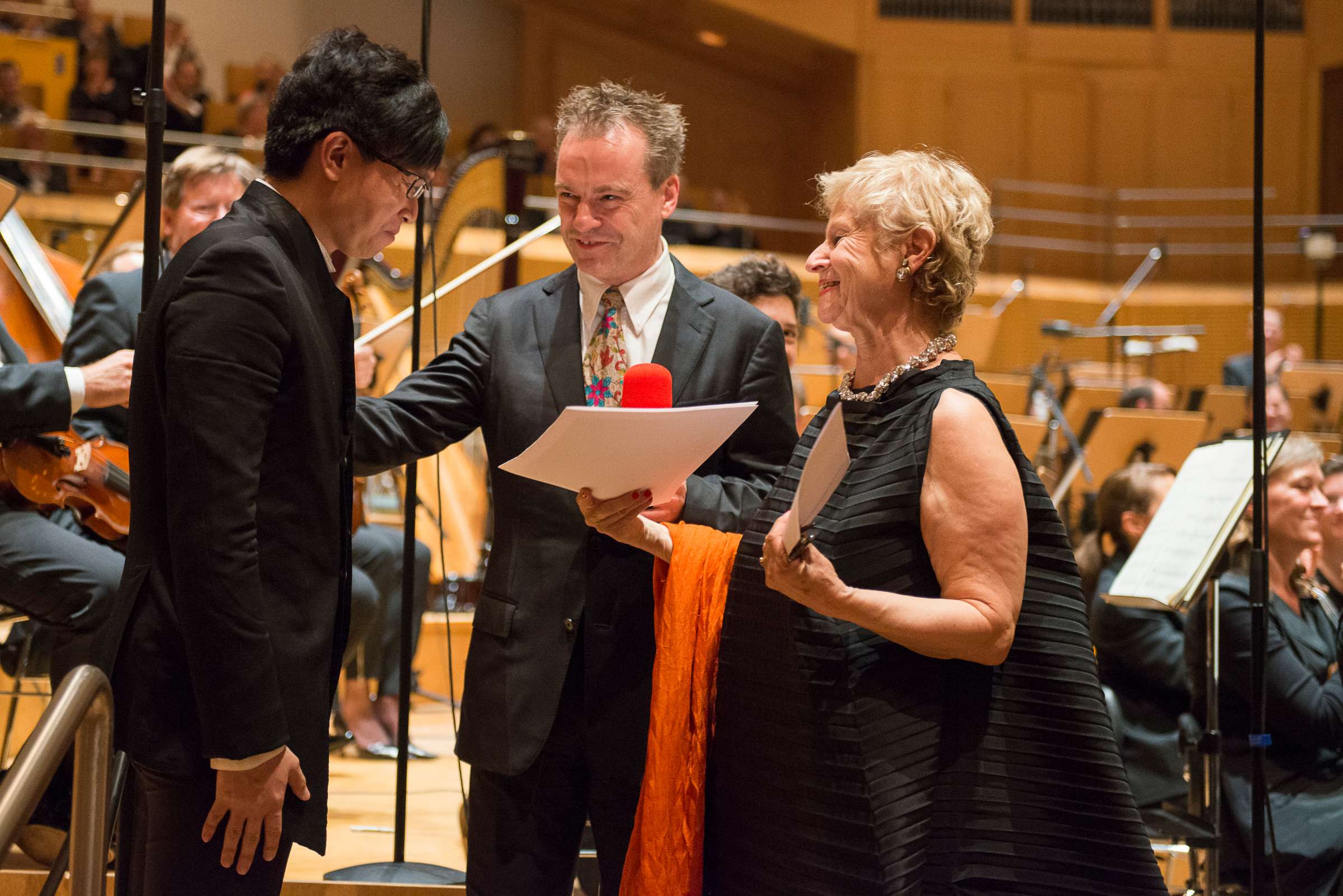 The Mahler Competition 2016 winner, Wong Kah Chun, with Jonathan Nott and Marina Mahler © Bamberg Symphony