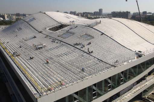 Working on the roof © Kouzi Isita