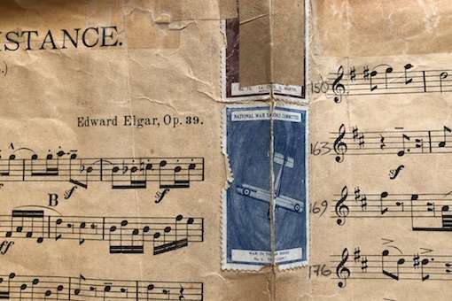 Partitura de <i>Pomp and Circumstance</i> de Elgar unida con sellos de bombas de la guerra &copy; BSO
