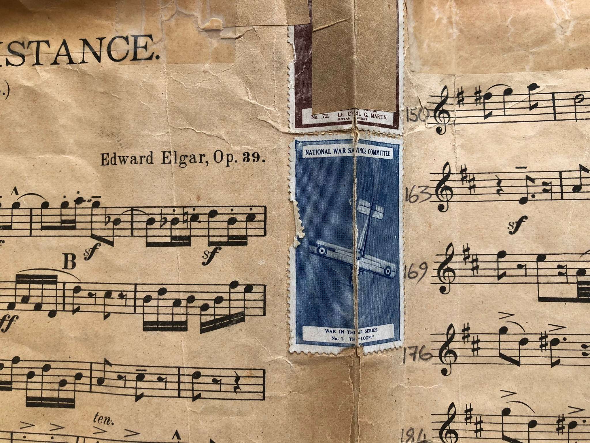 Partitura de <i>Pomp and Circumstance</i> de Elgar unida con sellos de bombas de la guerra &copy; BSO