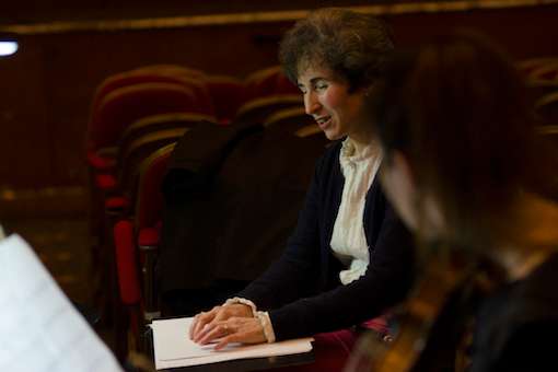 Kate Risdon leyendo Braille &copy; BSO