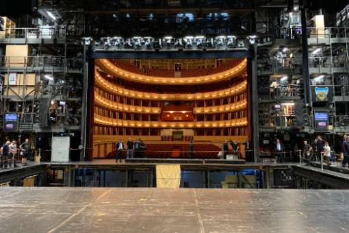 There's a hole in that stage! © Bachtrack Ltd | David Karlin