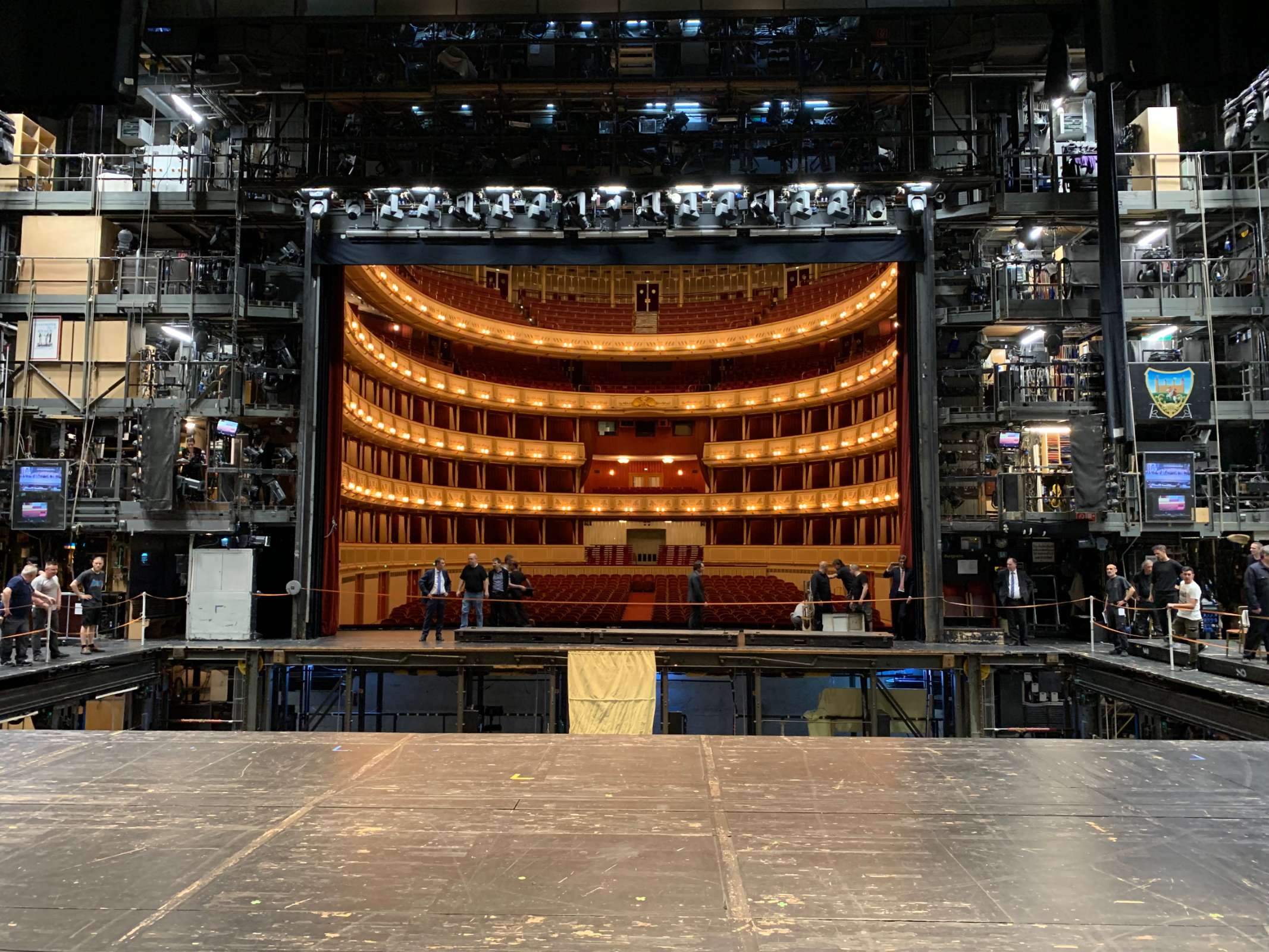 There's a hole in that stage! © Bachtrack Ltd | David Karlin