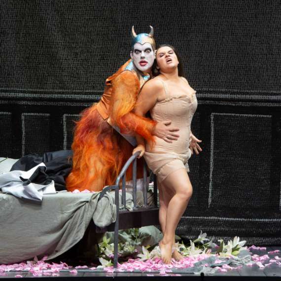 Marcel Beekman and Kathryn Lewek in Kosky's <i>Orphée aux enfers</i> at Salzburg Festival © SF | Monika Rittershaus