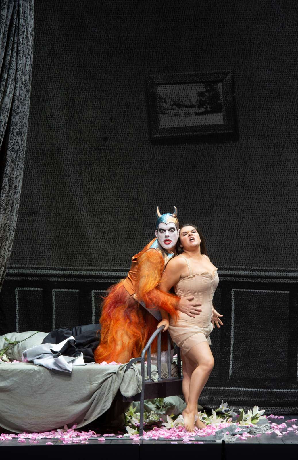 Marcel Beekman and Kathryn Lewek in Kosky's <i>Orphée aux enfers</i> at Salzburg Festival © SF | Monika Rittershaus