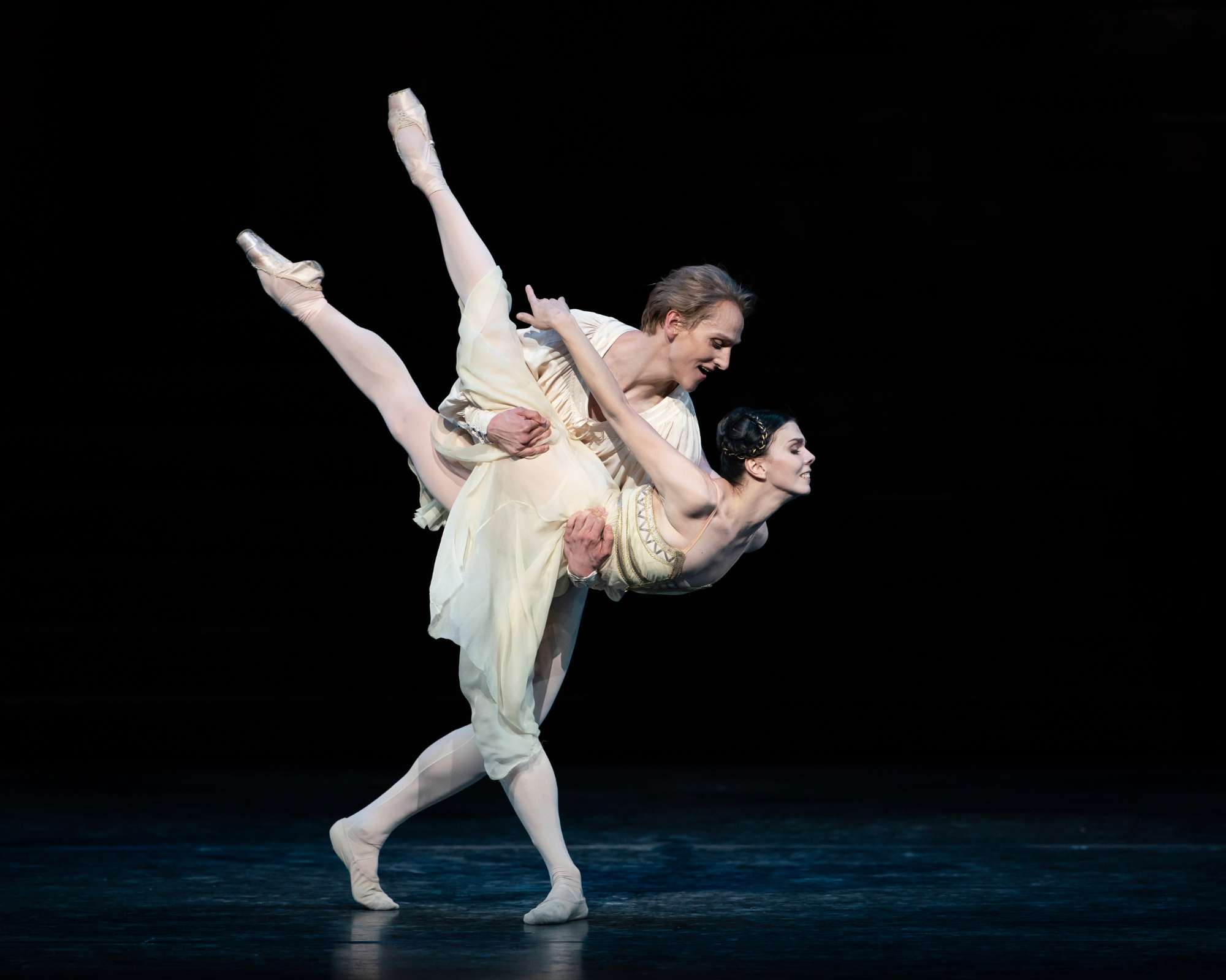David Hallberg and Natalia Osipova in <i>Romeo and Juliet</i> &copy; ROH | Helen Maybanks