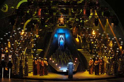 analyse All Weave Franc Aleu's video brilliance powers a dystopian Turandot at the Liceu |  Bachtrack