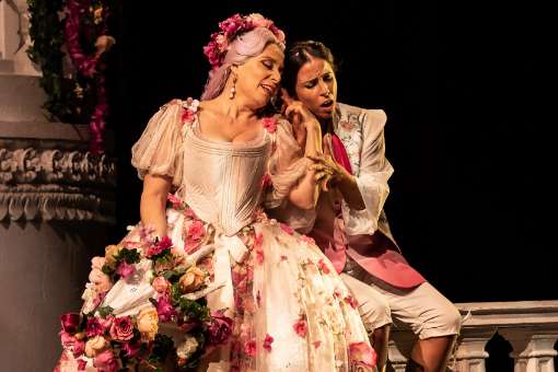 Manuela Custer (Dorilla) and José Maria Lo Monaco (Elmiro) © Clive Barda