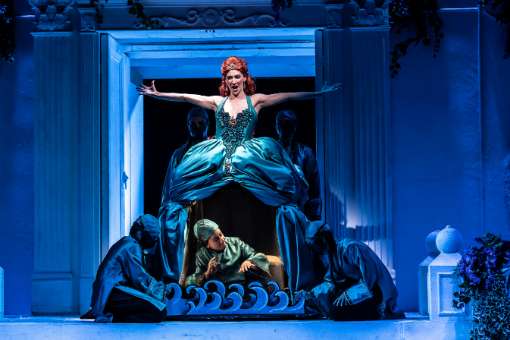 Laura Margaret Smith (Eudamia) and Rosa Bove (Filindo) © Clive Barda