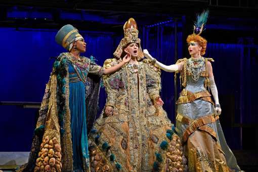 J'Nai Bridges (Nefertiti), Anthony Roth Costanzo (Akhnaten) and Dísella Lárusdóttir (Queen Tye) © Karen Almond | Met Opera