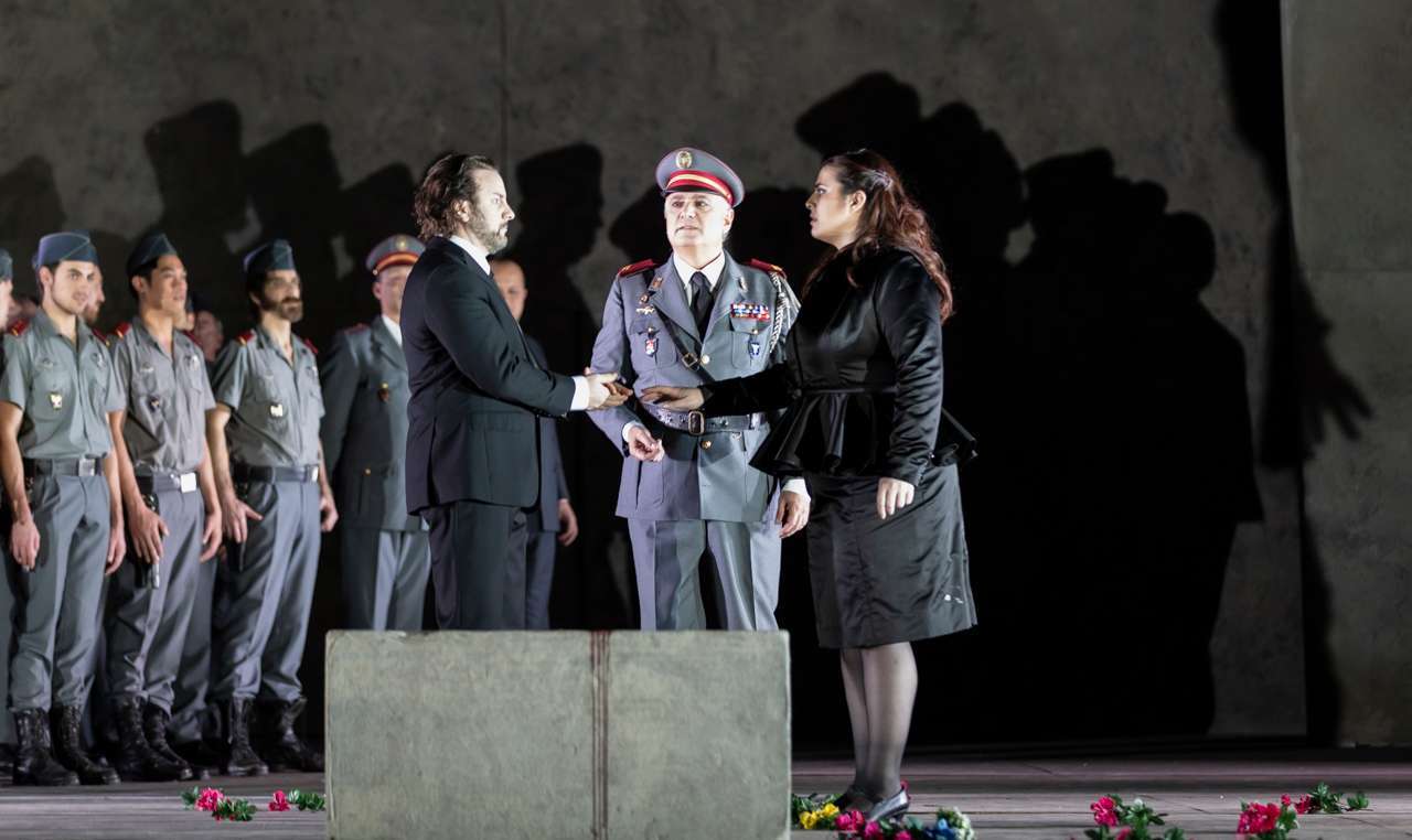 John Osborn (Henri), Roberto Frontali (Montfort) and Roberta Mantegna (Hélène) © Yasuko Kageyama | Opera di Roma