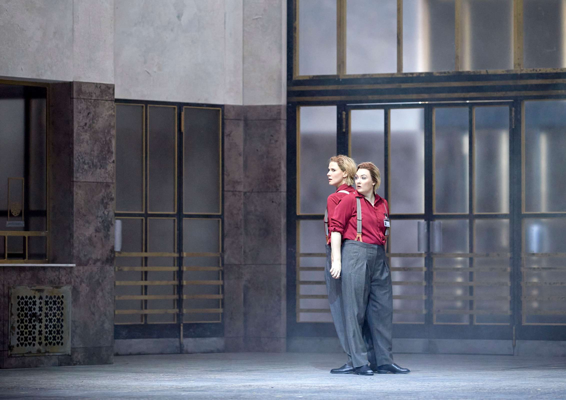 Katrin Röver and Jennifer Davis in <i>Leonore</i> at the Wiener Staatsoper &copy; Wiener Staatsoper | Michael Pöhn