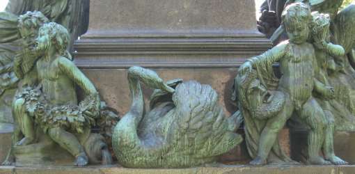 The theatrical mask on the Beethoven monument, Vienna, represents <i>Fidelio</i> &copy; Public domain | Wikicommons