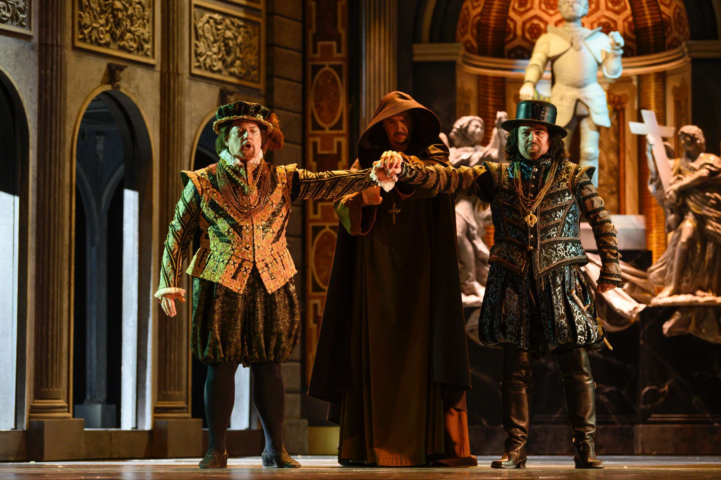 Gregory Kunde (Don Carlos), Patrick Bolleire (un moine) et Lionel Lhote (Rodrigue, marquis de Posa) &copy; Opéra Royal de Wallonie - Liège