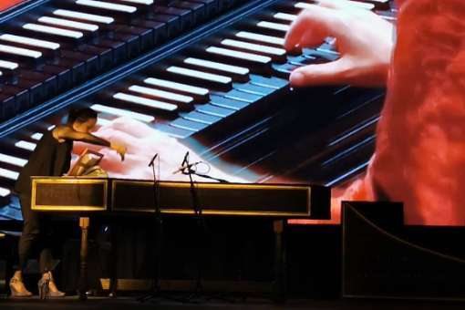Goska Isphording on a performance &copy; Michiel Hatenburg
