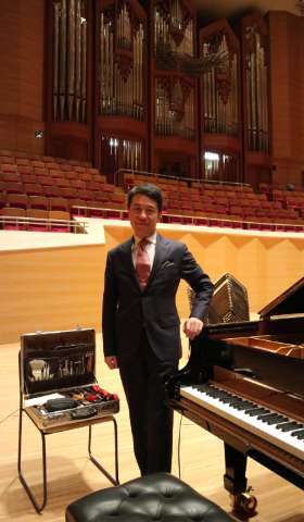 Naohiko Kurata working on the Stainway piano at Suntory Hall © Suntory Hall