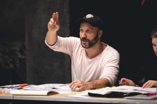 Tobias Kratzer in rehearsal for <i>Fidelio</i> at Covent Garden &copy; ROH | Lara Cappelli