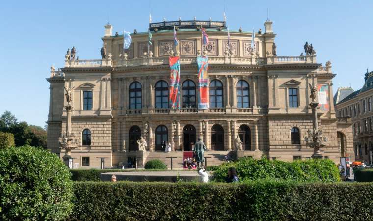 Rudolfinum mit Dvořák © David Karlin