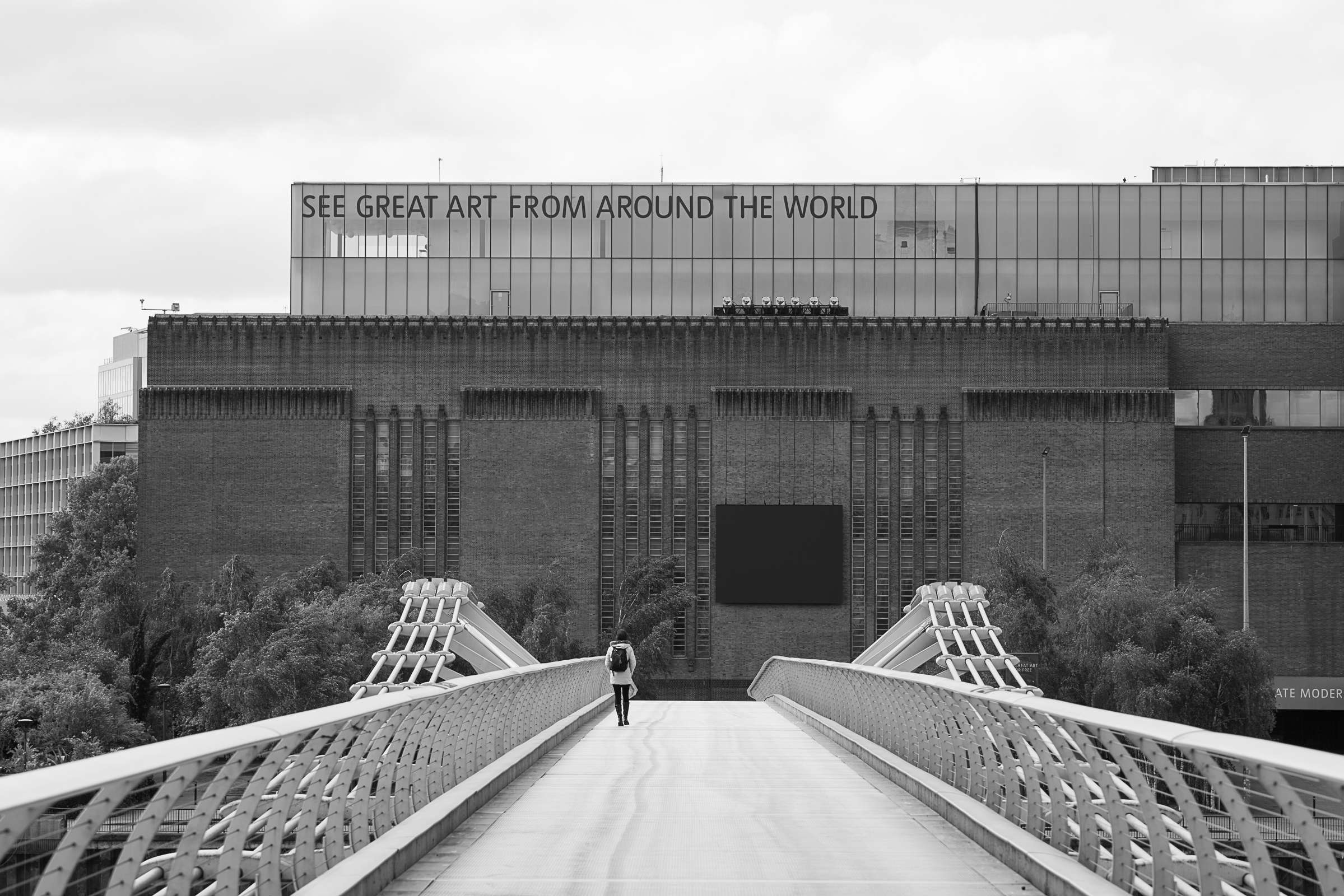 The Tate Modern, seen from the Millennium Bridge © David Karlin | Bachtrack Ltd