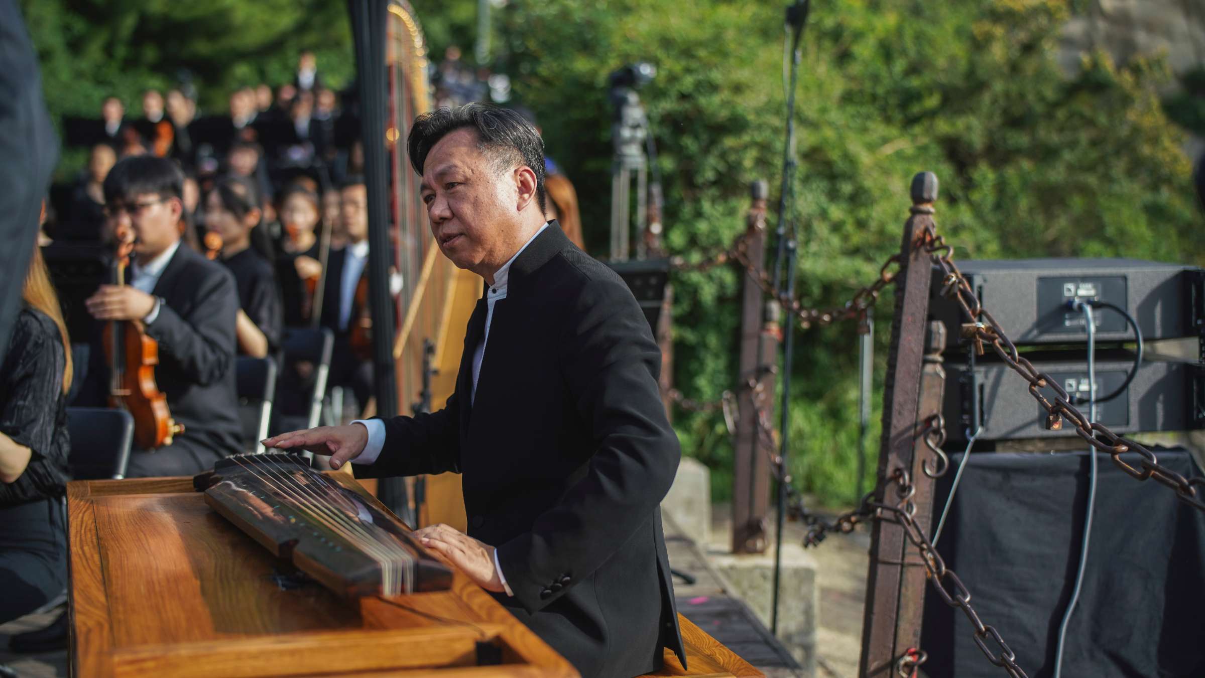 Chen Leiji playing the guqin in his own concerto © Zhen Li (李震)