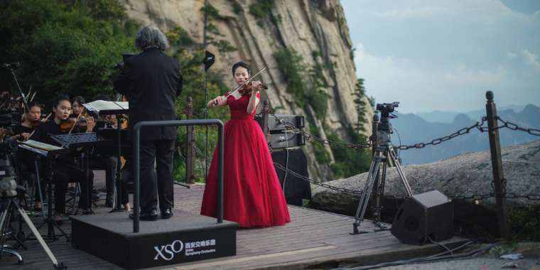 Tang Sushan plays solo violin in Tan Dun's <i>For the World</i> © Zhen Li (李震)