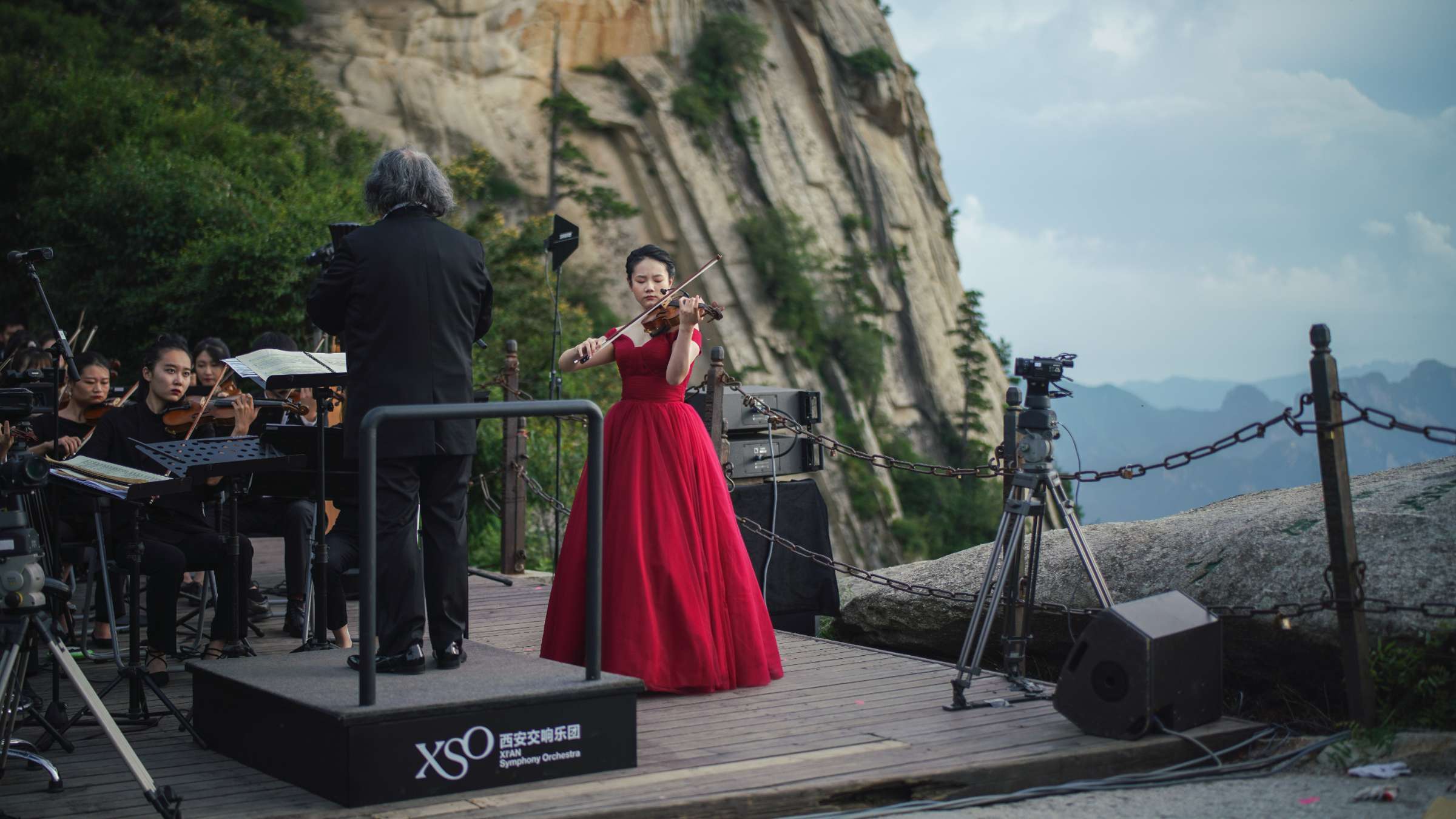 Tang Sushan plays solo violin in Tan Dun's <i>For the World</i> © Zhen Li (李震)