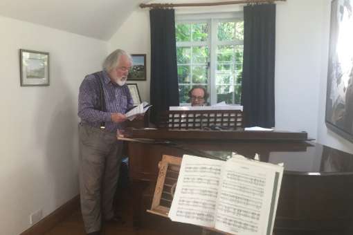Sir John Tomlinson rehearsing with John Casken at the piano, before lockdown &copy; Barry Millington