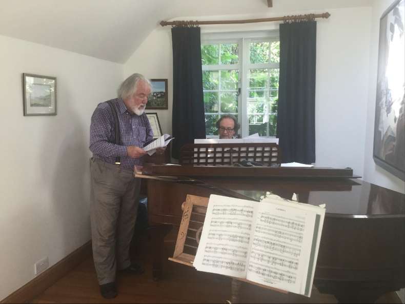 Sir John Tomlinson rehearsing with John Casken at the piano, before lockdown &copy; Barry Millington