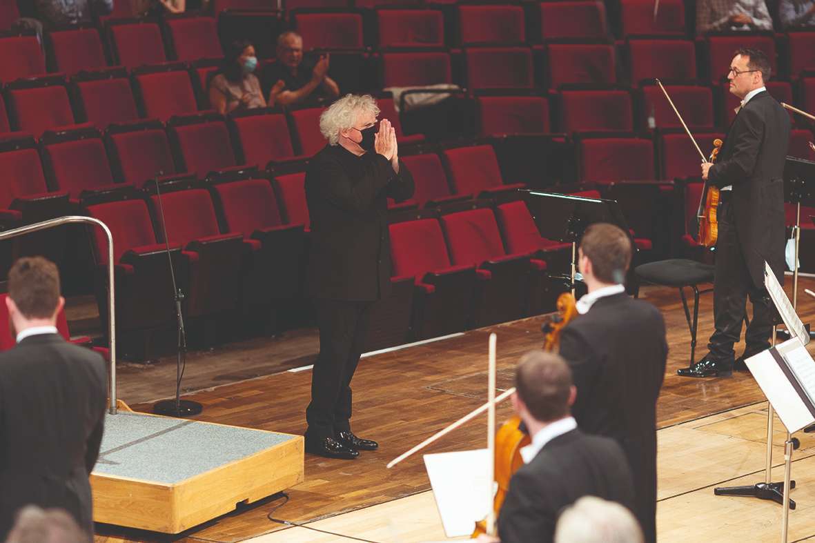 Sir Simon Rattle conducting the BRSO in July © Astrid Ackermann
