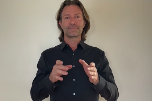Eric Whitacre conducting online