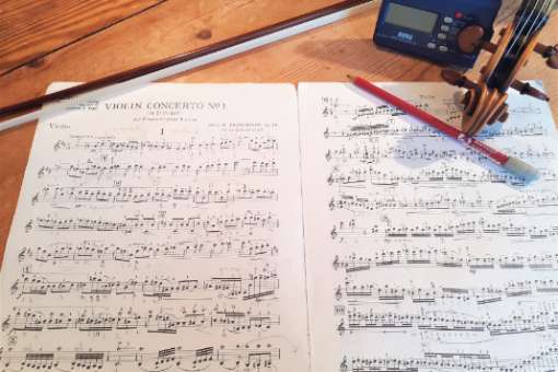 Travail &agrave; la table : le violon et le m&eacute;tronome ne sont jamais bien loin ! &copy; Pierre Liscia / Bachtrack