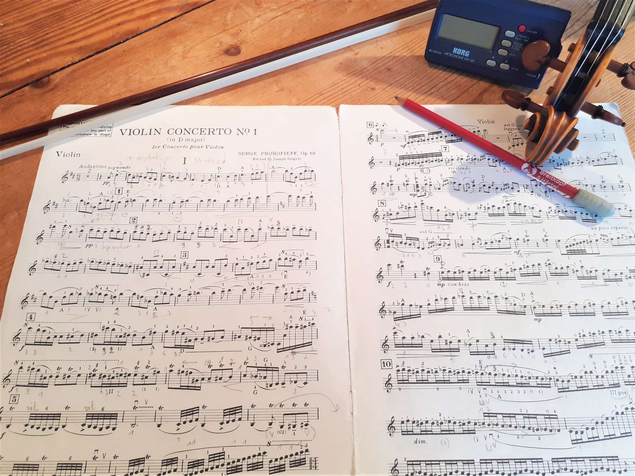Travail à la table : le violon et le métronome ne sont jamais bien loin ! &copy; Pierre Liscia / Bachtrack