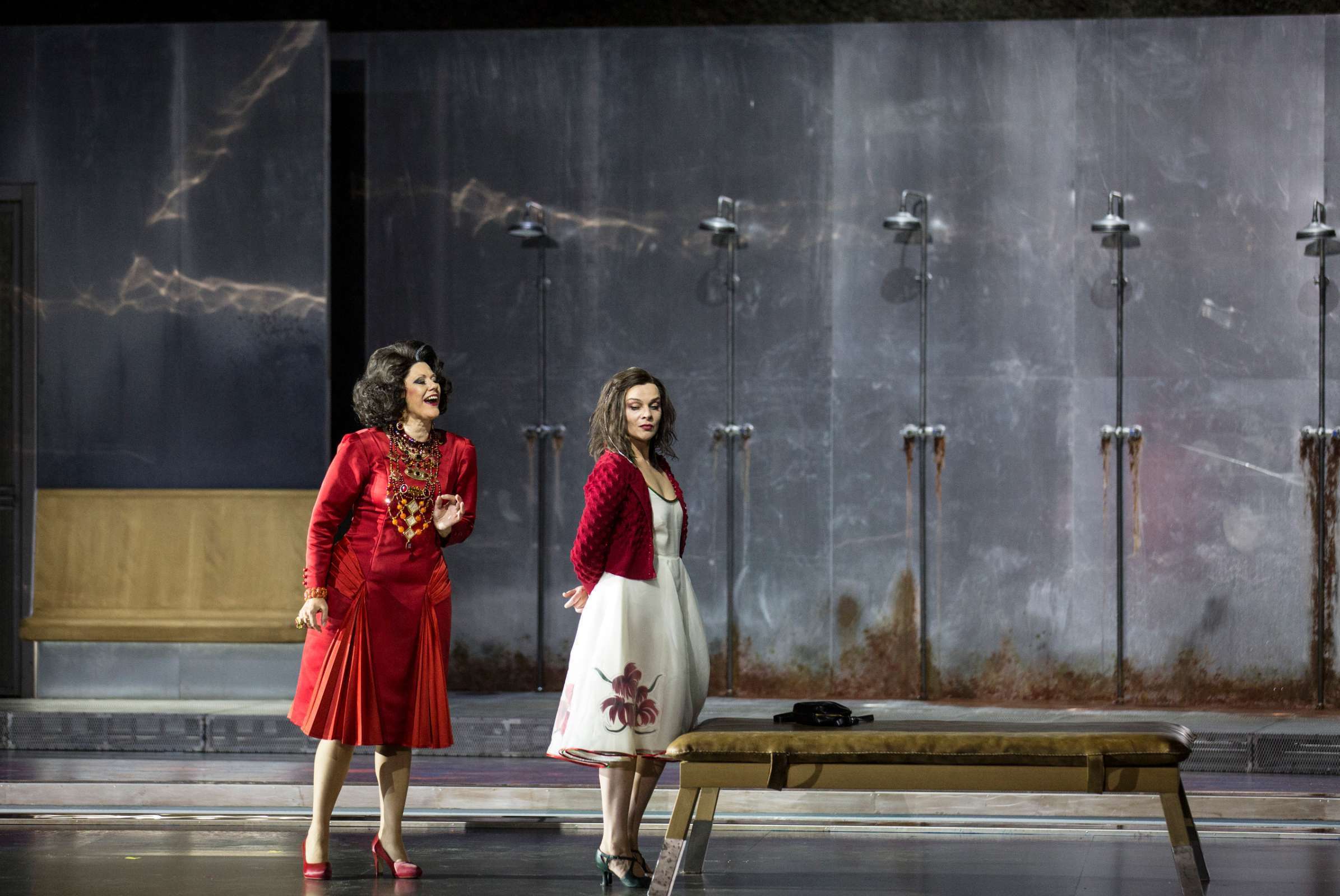 Tanja Ariane Baumgartner (Klytämnestra) und Aušrinė Stundytė (Elektra) &copy; Bernd Uhlig | Salzburger Festspiele