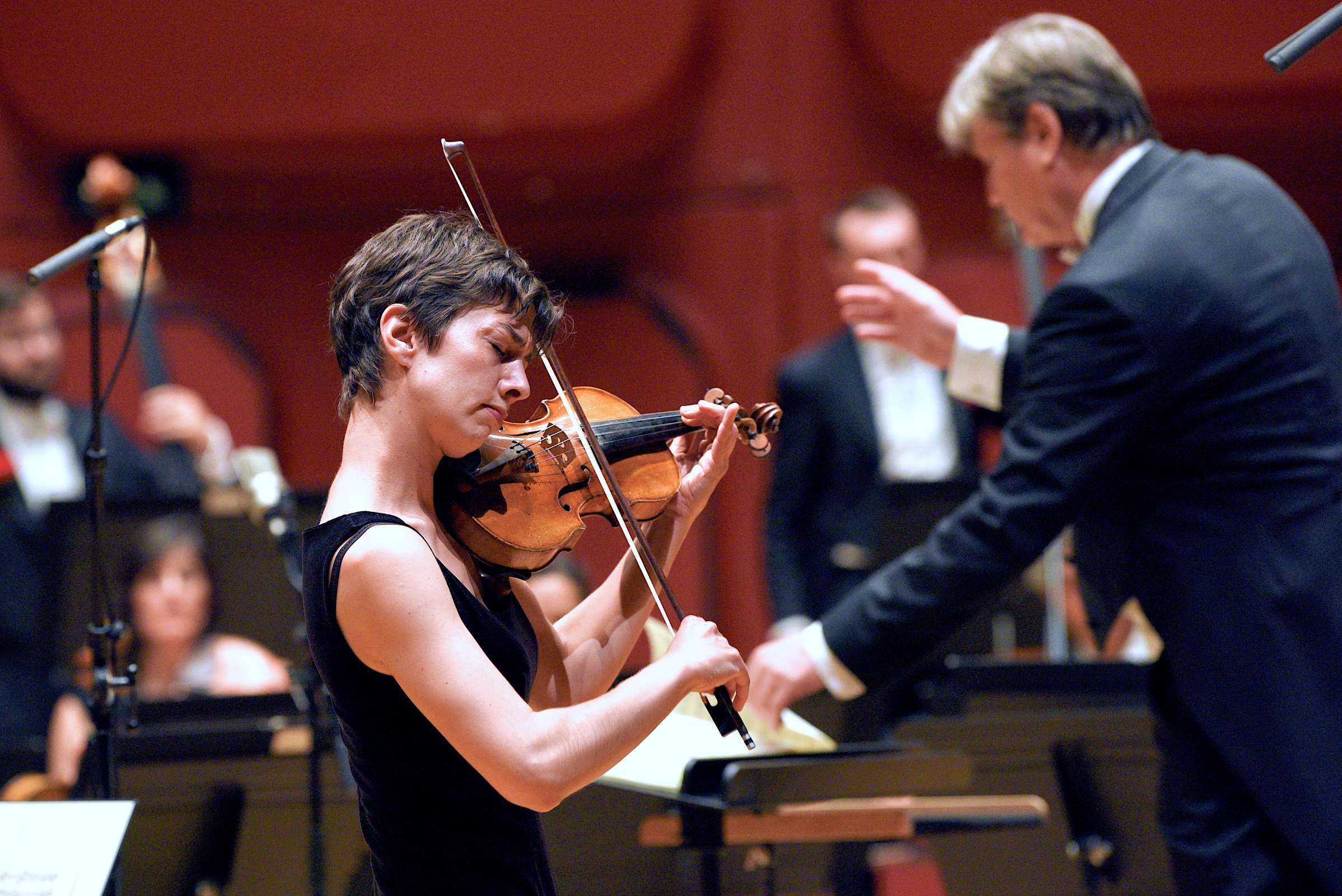 Charlotte Juillard dans le <i>Concerto</i> de Ligeti avec l'Orchestre philharmonique de Strasbourg &copy; Nicolas Rosès