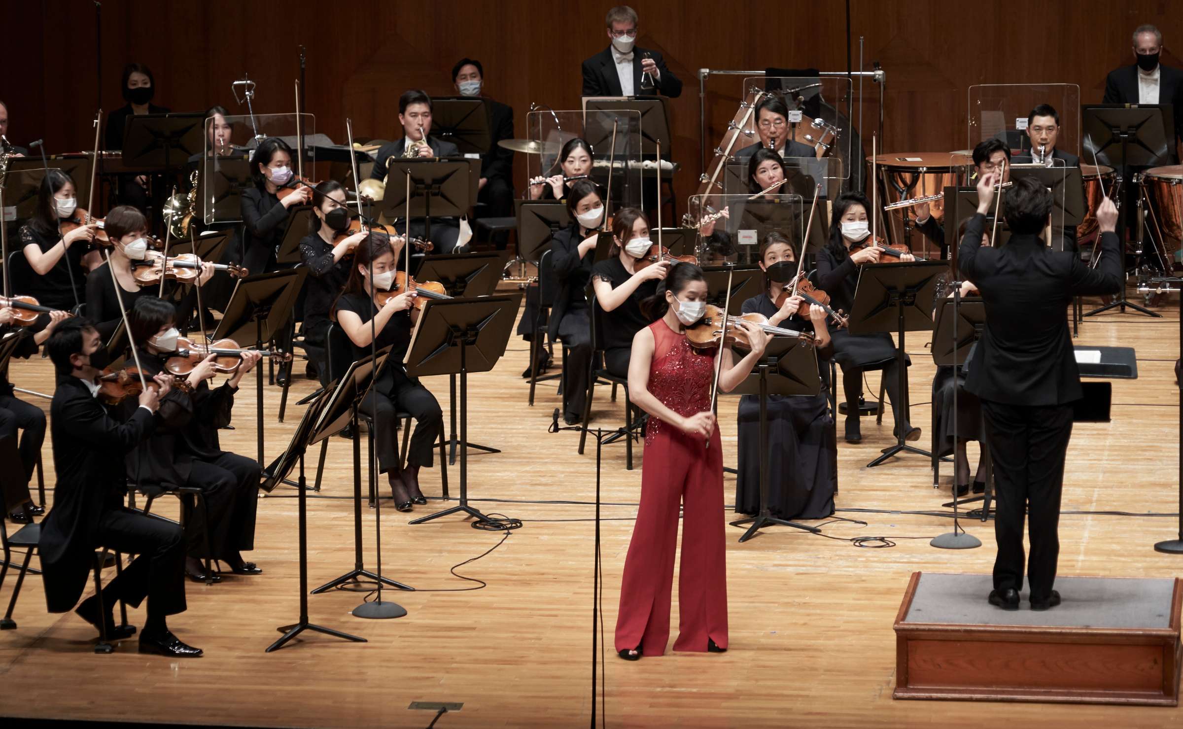 Masks all round for the Seoul Philharmonic at Seoul Arts Center © Tae-uk Kang
