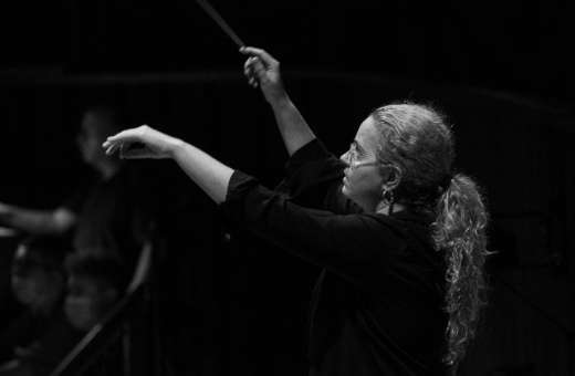 Speranza Scappucci in the pit of the Capitole de Toulouse © Mirco Magliocca