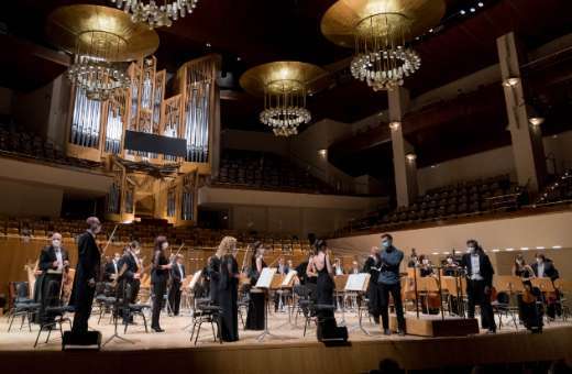 Joan Magran&eacute; saluda a los m&uacute;sicos de la ONE y a David Afkham tras el estreno de <i>Obreda</i> &copy; Rafa Mart&iacute;n | OCNE