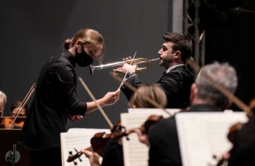 La directora Anna Rakitina y el solista Manuel Blanco durante el concierto del 30 de octubre &copy; Miguel Barreto | Auditorio de Tenerife
