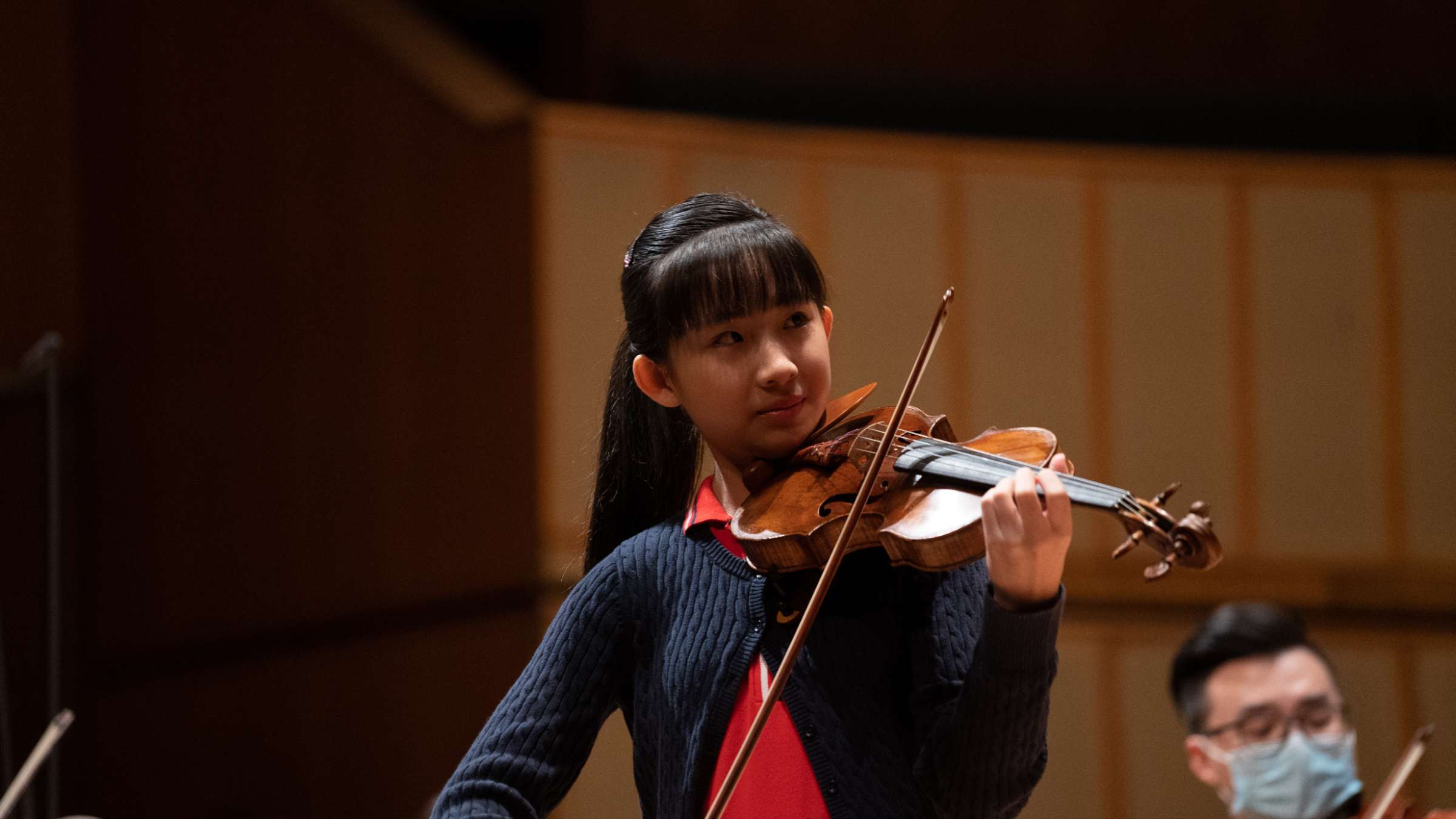 Chloe Chua rehearsing with the Singapore Symphony Orchestra © Singapore Symphony Orchestra