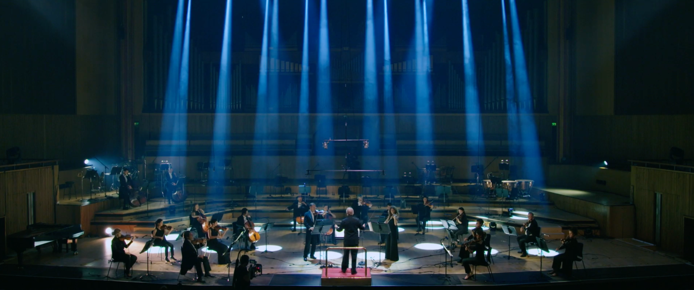 Sir Mark Elder and the LPO under the spotlights © London Philharmonic Orchestra